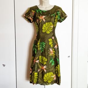 Vintage 1960s Tailored Tropical Cotton Tiki Dress Watteau Back S